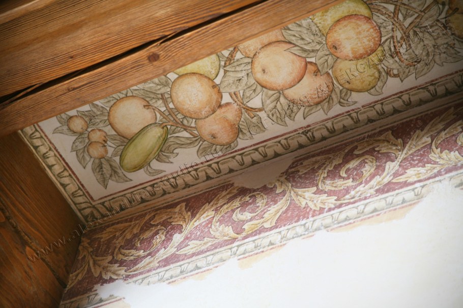 Дерево из декоративной штукатурки на стене