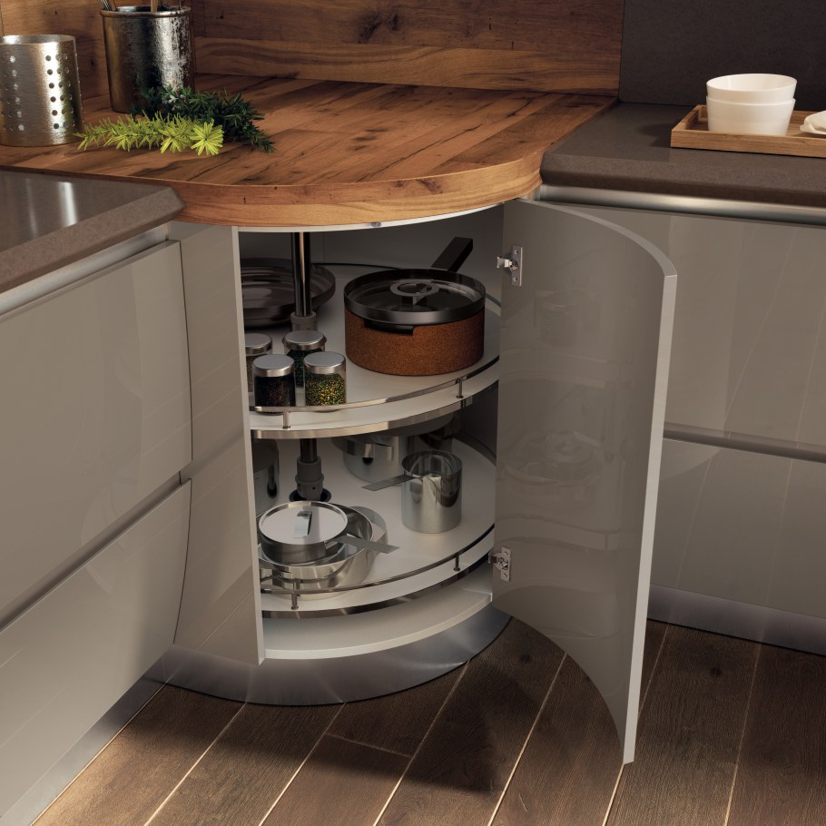 Вращающиеся полки в кухонных тумбах