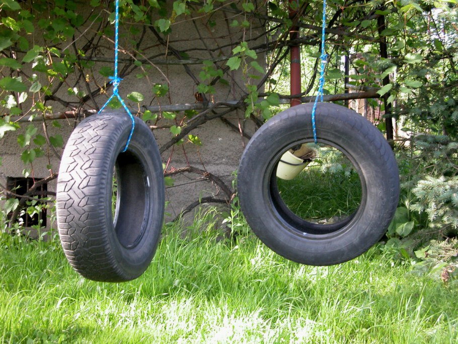 Качели из покрышки автомобиля