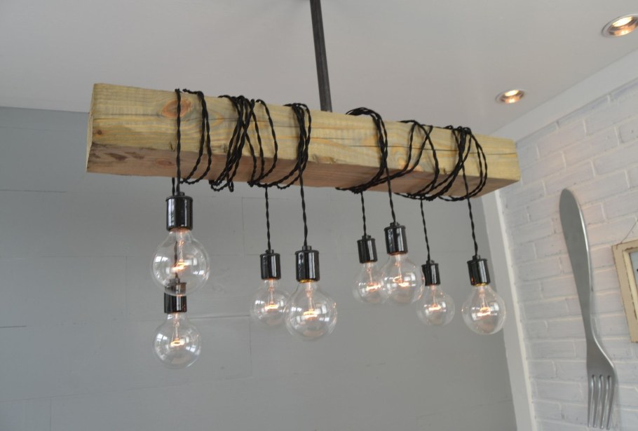 Люстра из бревна в стиле лофт