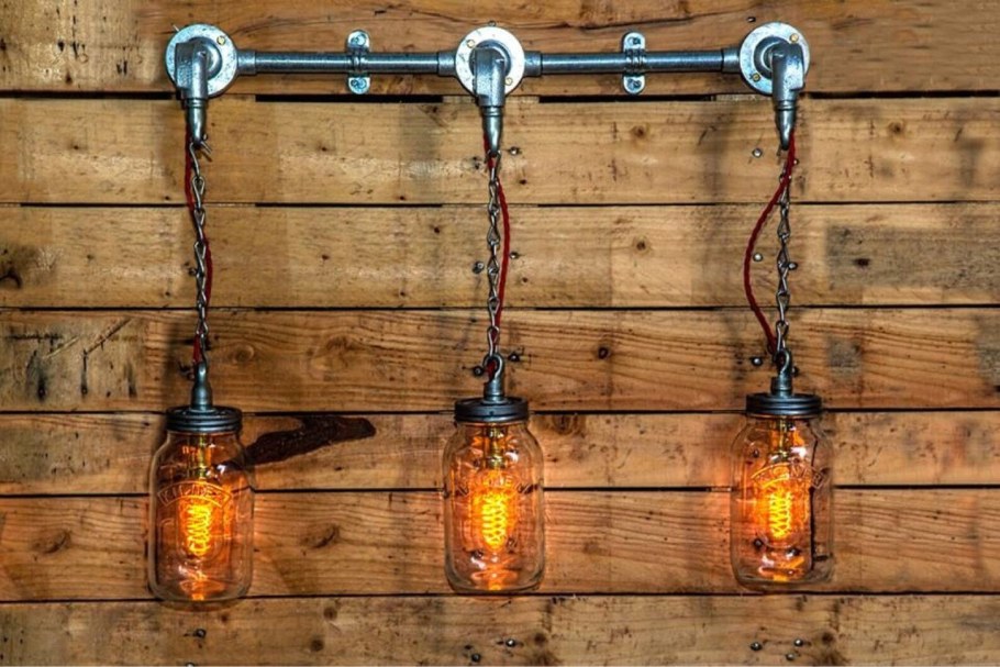 Лампа Эдисона в деревянном интерьере