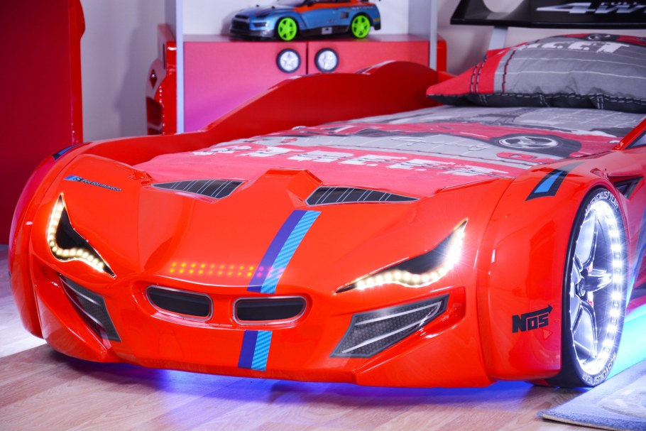 Синяя кровать машина в интерьере