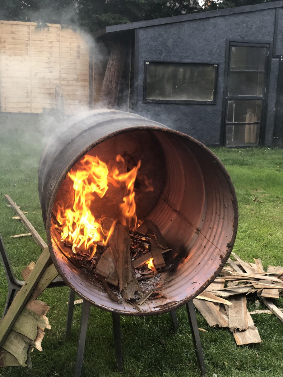 Сжигание мусора в бетонном кольце