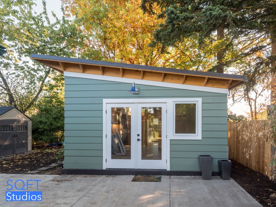 Небольшой домик с односкатной крышей