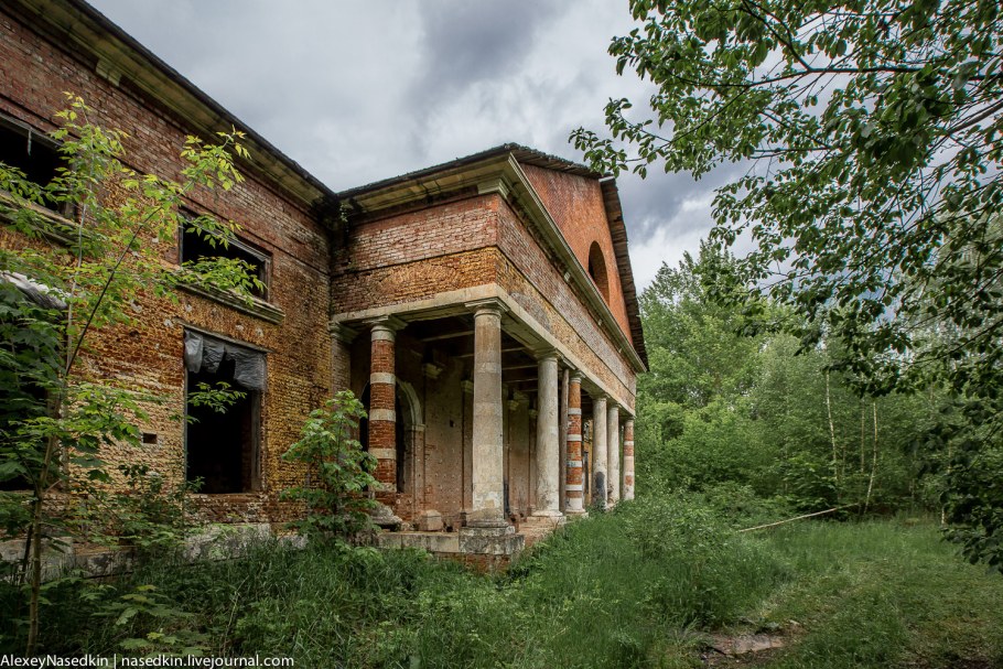 Страшный,заброшенный двухэтажный дом изнутри