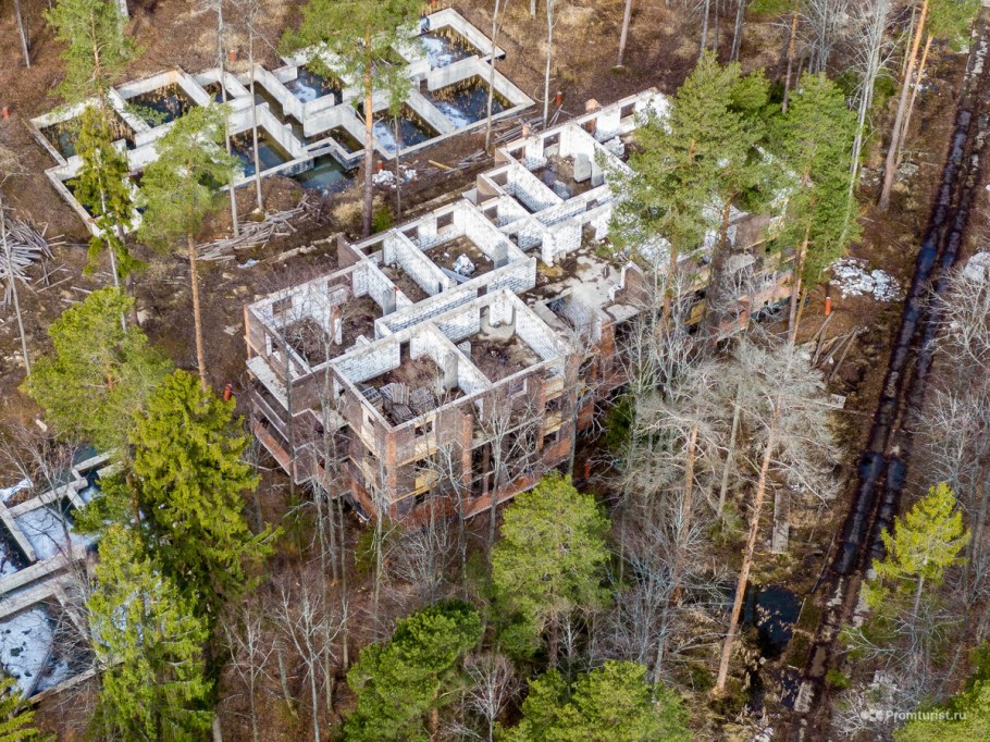 Заброшенный особняк Manor House зимой