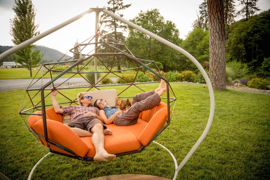 Дивана-качелей представила компания Kodama модель Hanging Seat