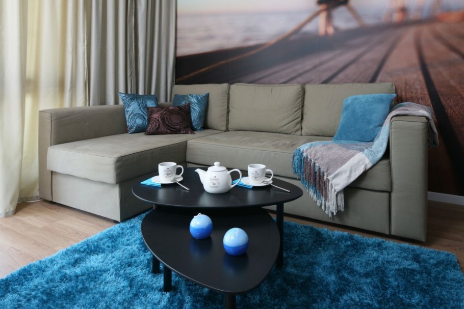 Серо синяя гостиная с желтыми акцентами