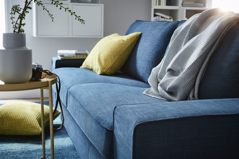 Серый диван с яркими подушками