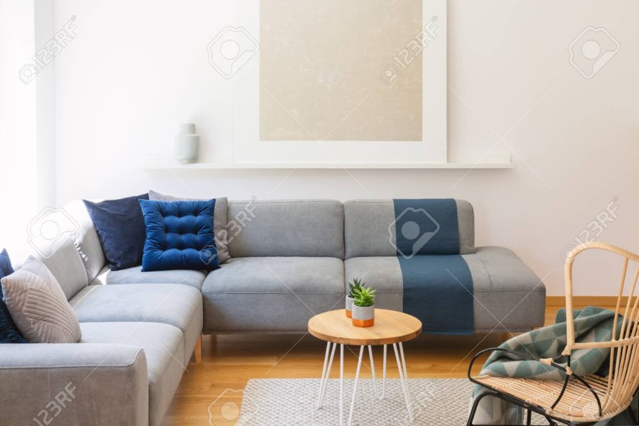 Черный диван в интерьере гостиной