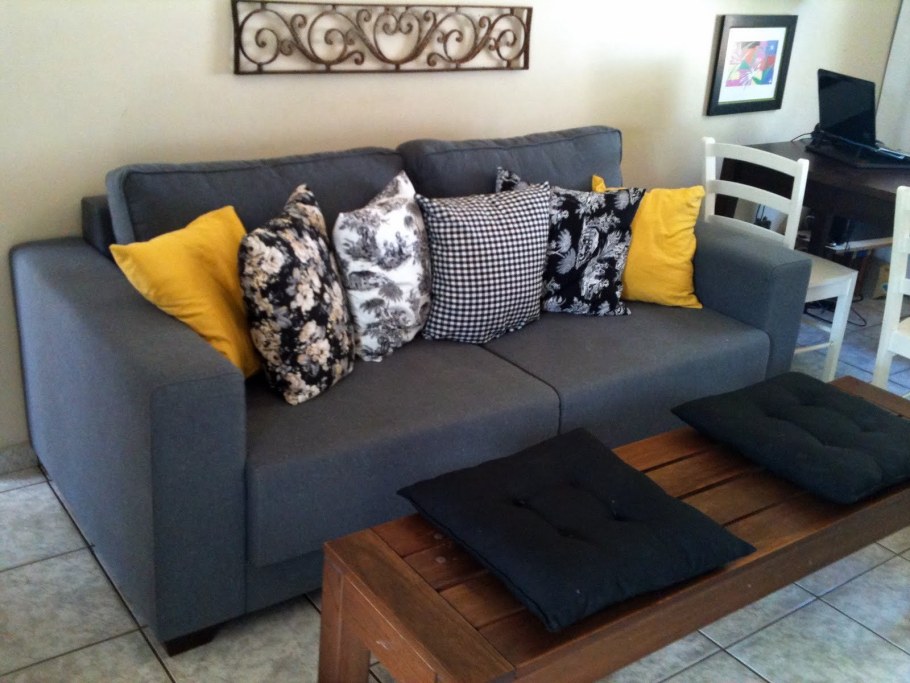 Синие подушки на диван