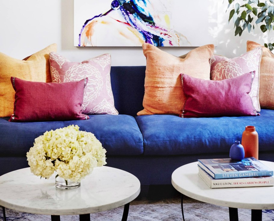 Синие подушки на диван