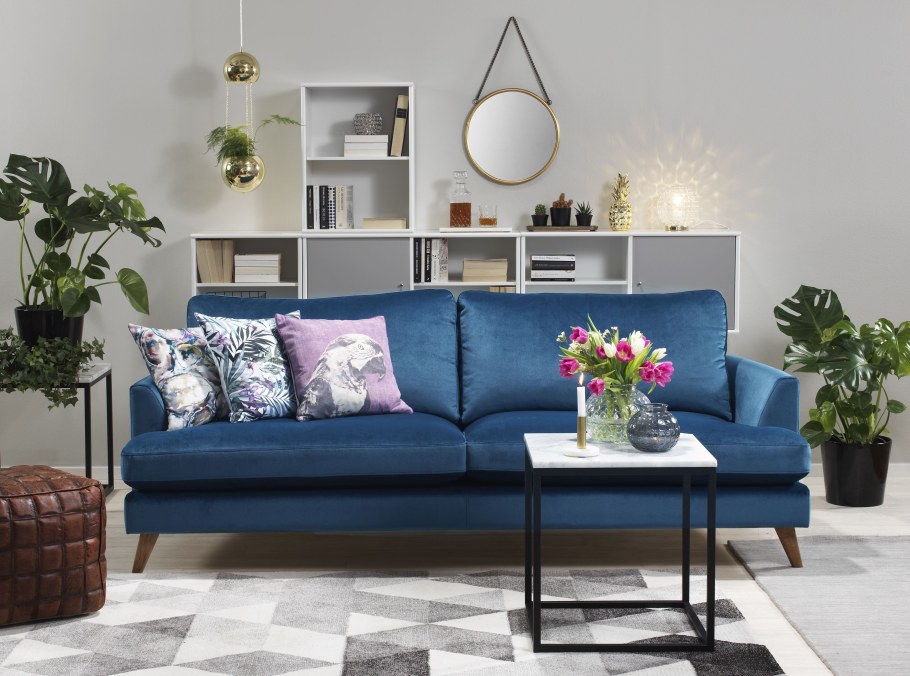 Синий диван с желтыми подушками