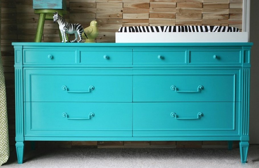 Крашеный деревянный комод