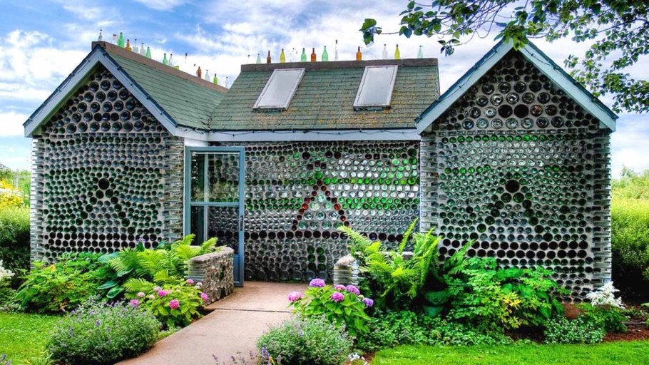 Дом из бутылок