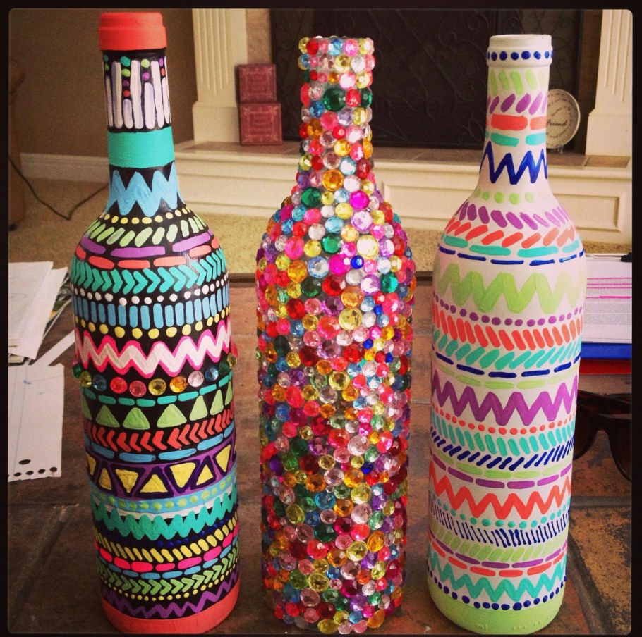 Стеклянные бутылки в саду