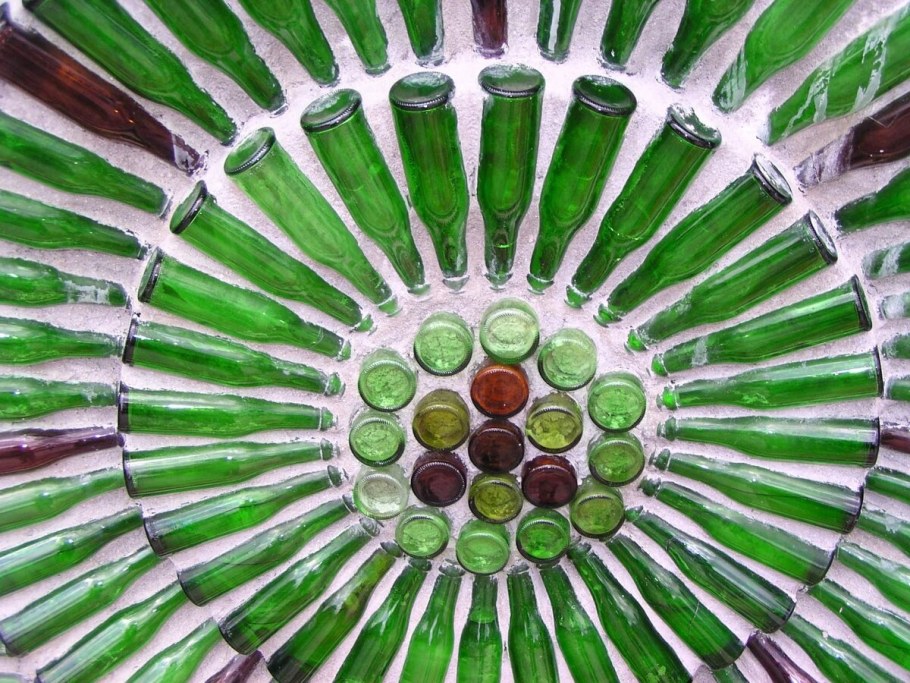 Из бутылок стеклянных