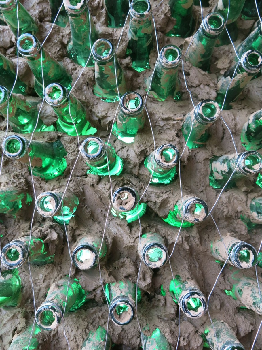 Пустые Винные бутылки в интерьере