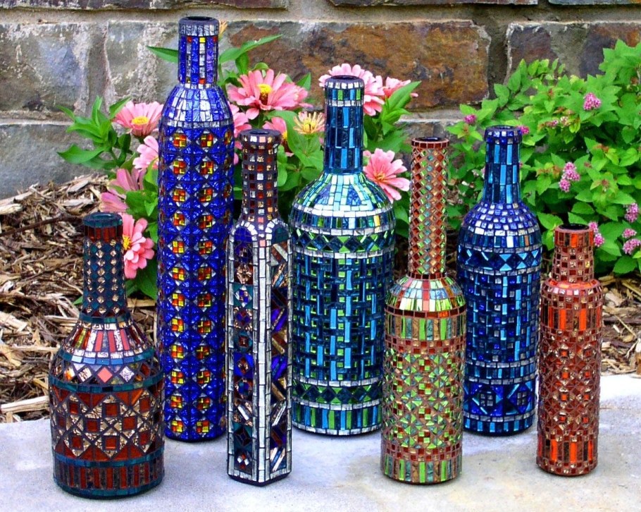 Декор из пустых стеклянных бутылок