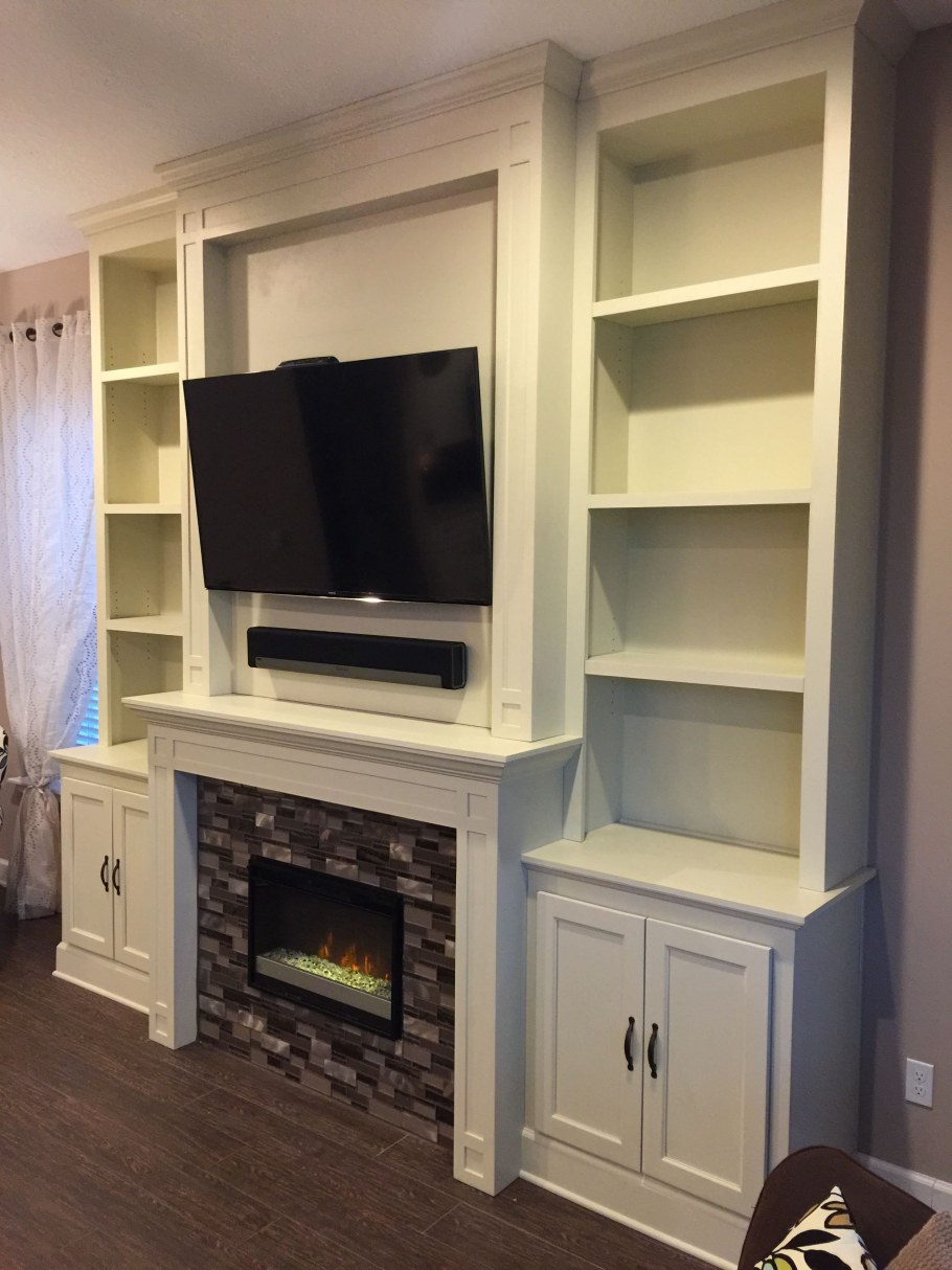 Камин встроенный в шкаф в гостиной