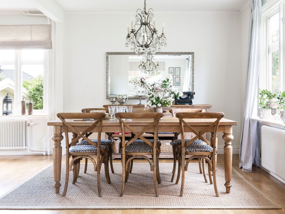 Современный обеденный стол