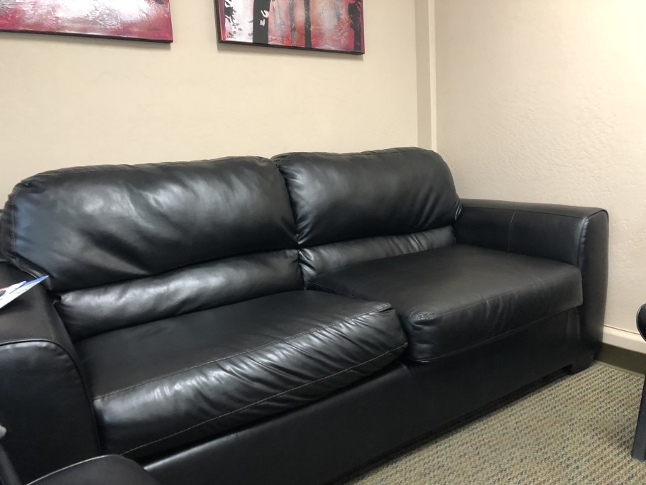 Черный кожаный диван кастинг