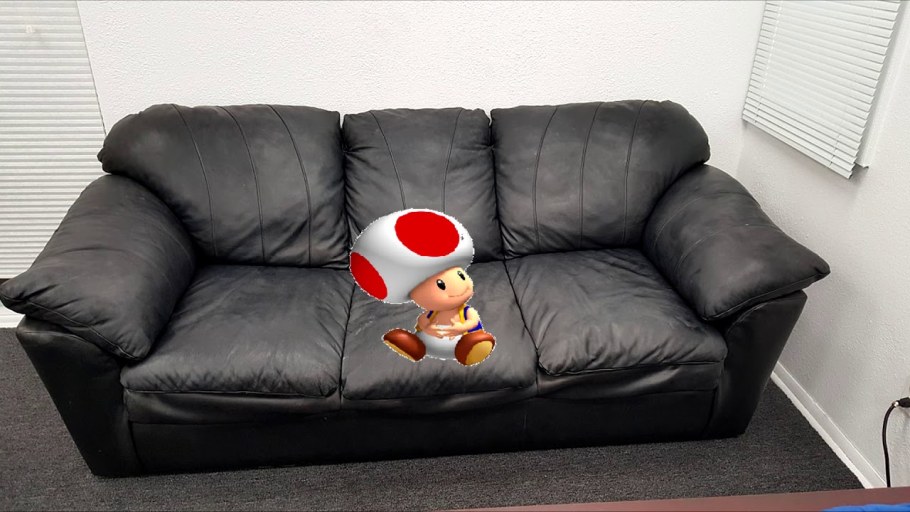 Черный кожаный диван из кастинга