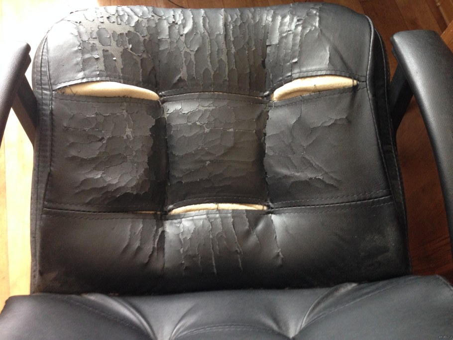 Черный диван в гостиной