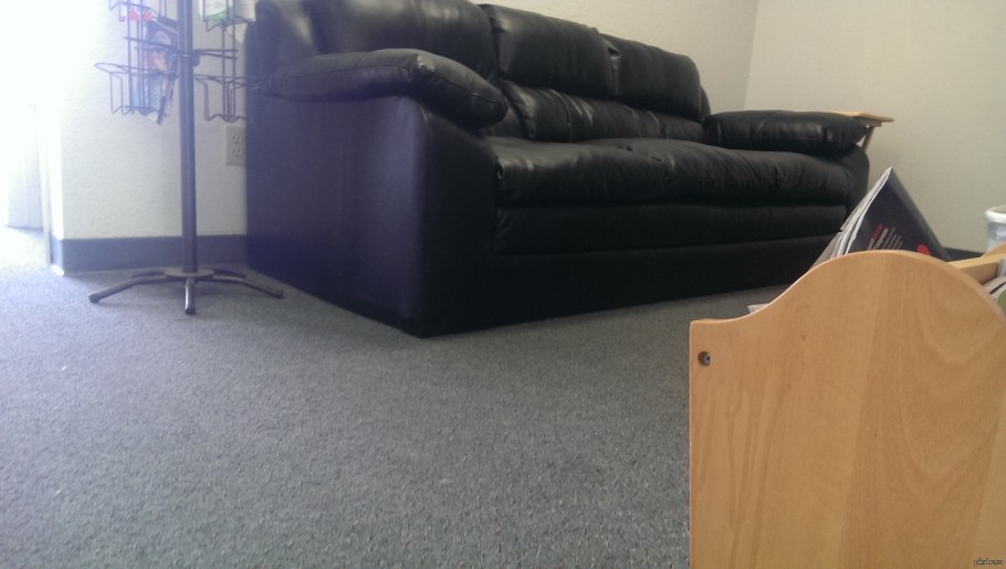 Саймон Бейкер Менталист на диване