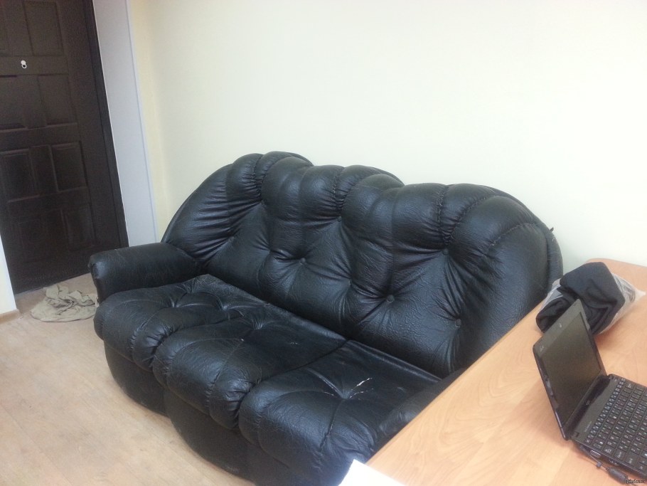 Черный кожаный диван Мем