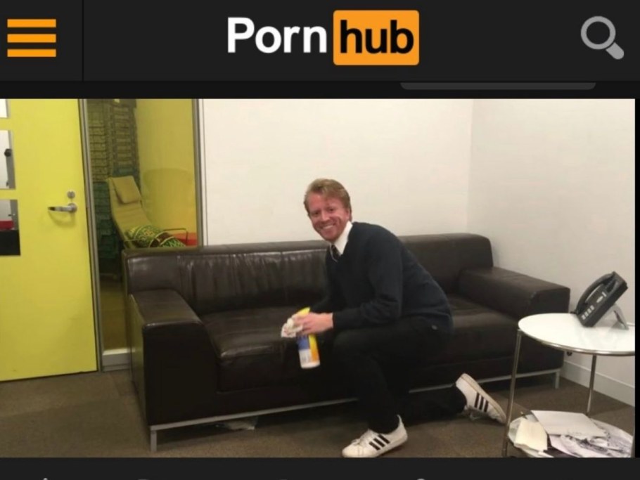 Свинья в кресле