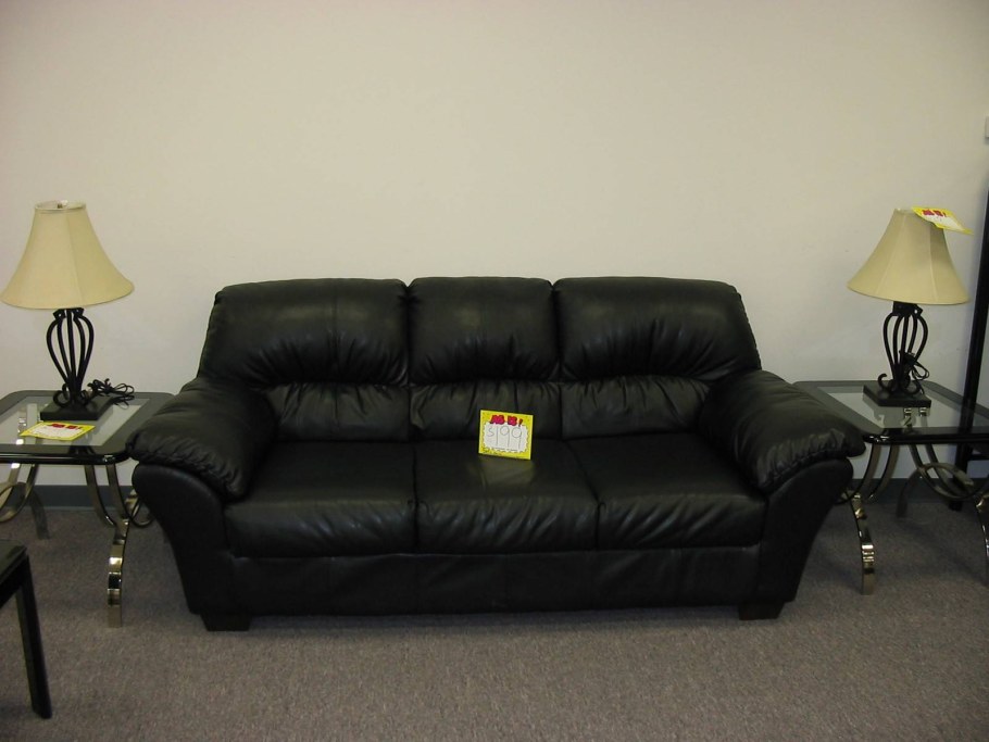 Рваный кожаный диван