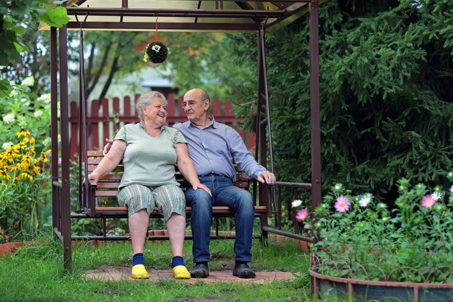 Пенсионеры на огороде