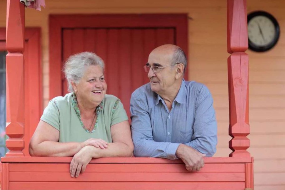 Пожилые люди в саду