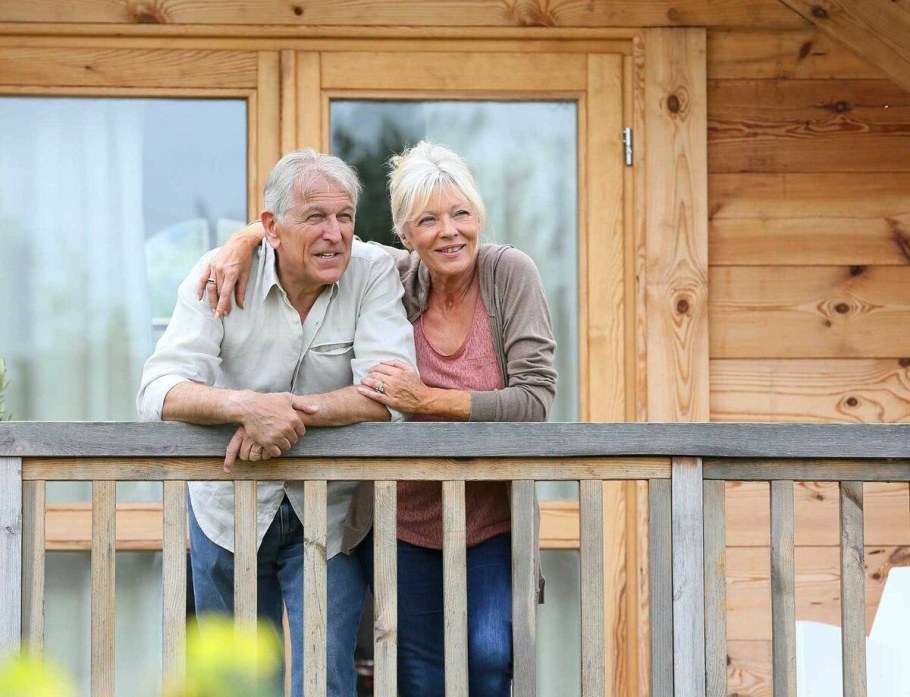 Пожилые люди отдыхают