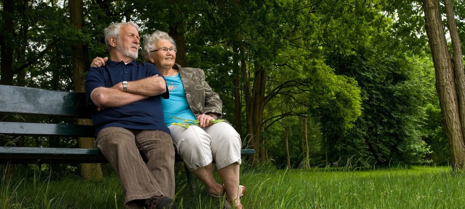 Бабушки на скамейке