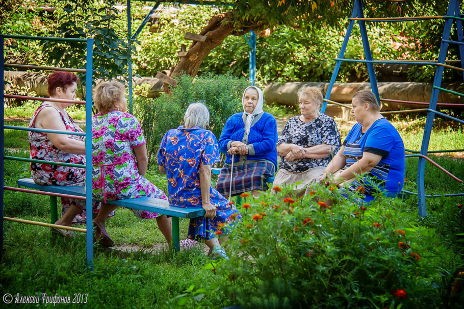 Бабушка на даче