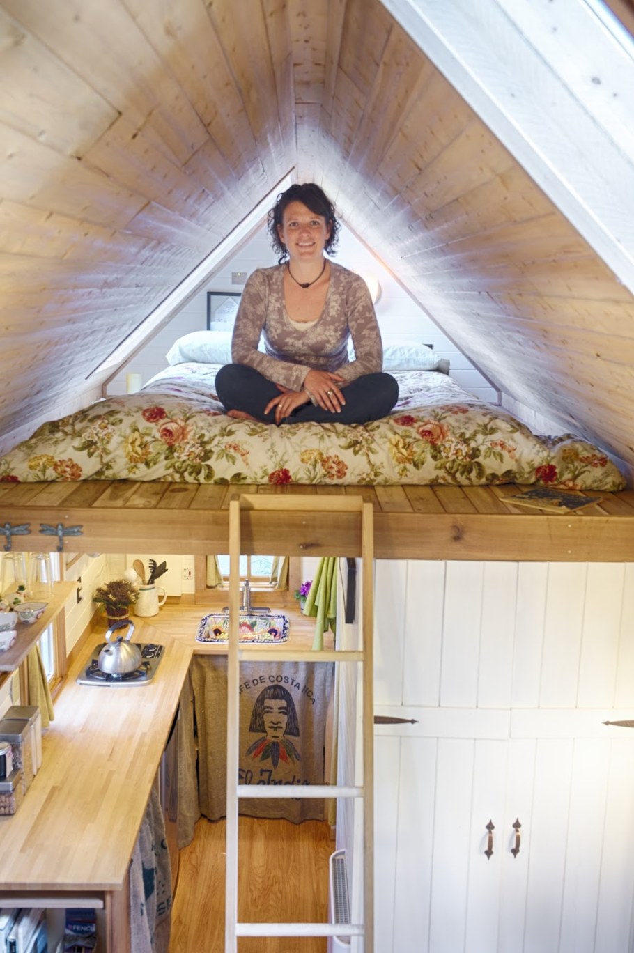 Кровать под крышей на даче