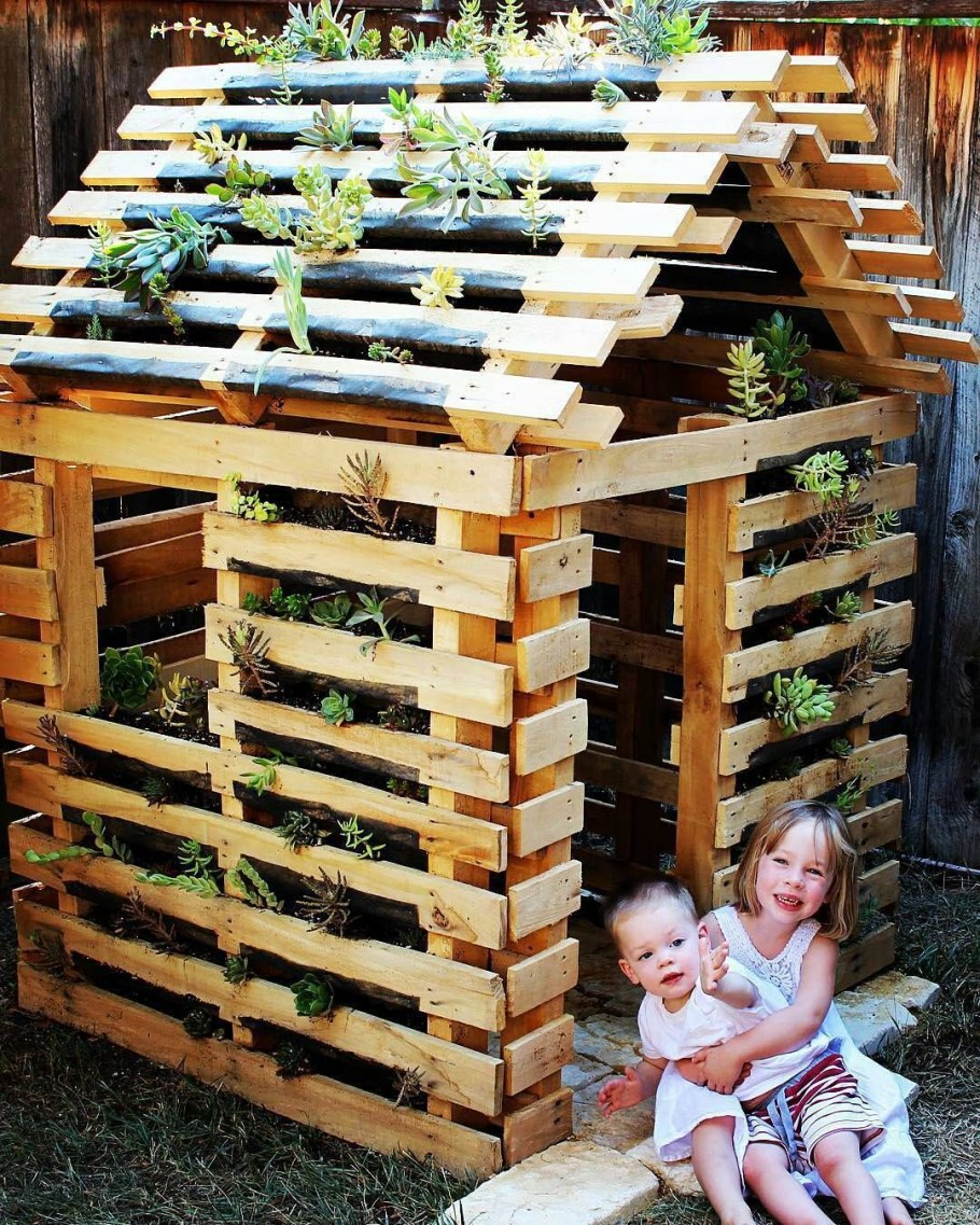 Домик из паллетов детский