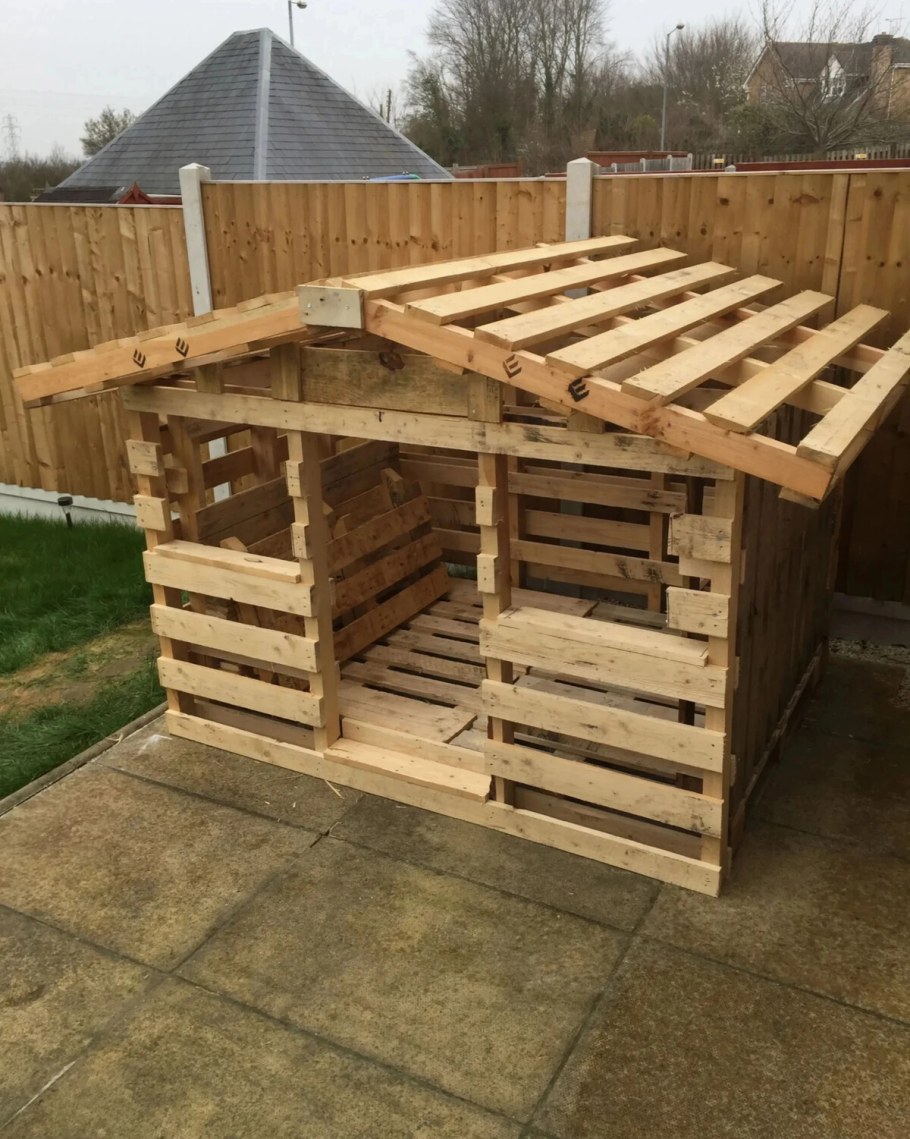 Домик из поддонов