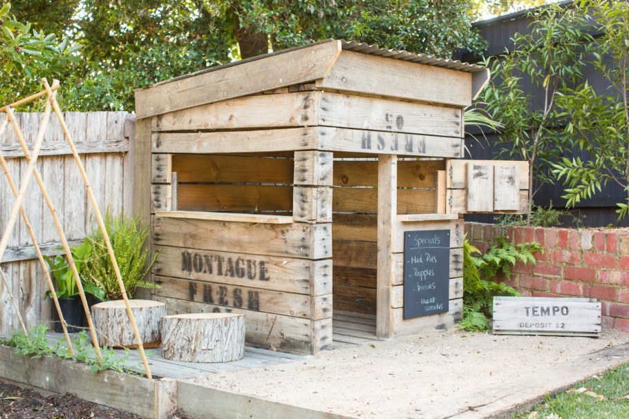 Постройки из поддонов для дачи