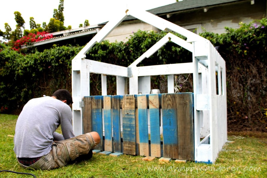 Домик из поддонов