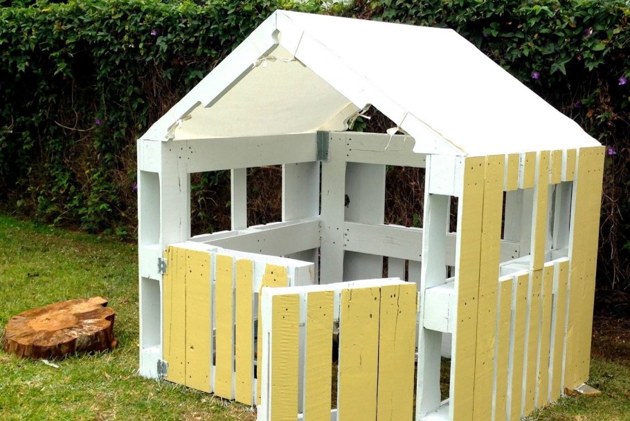 Детский домик из европоддонов