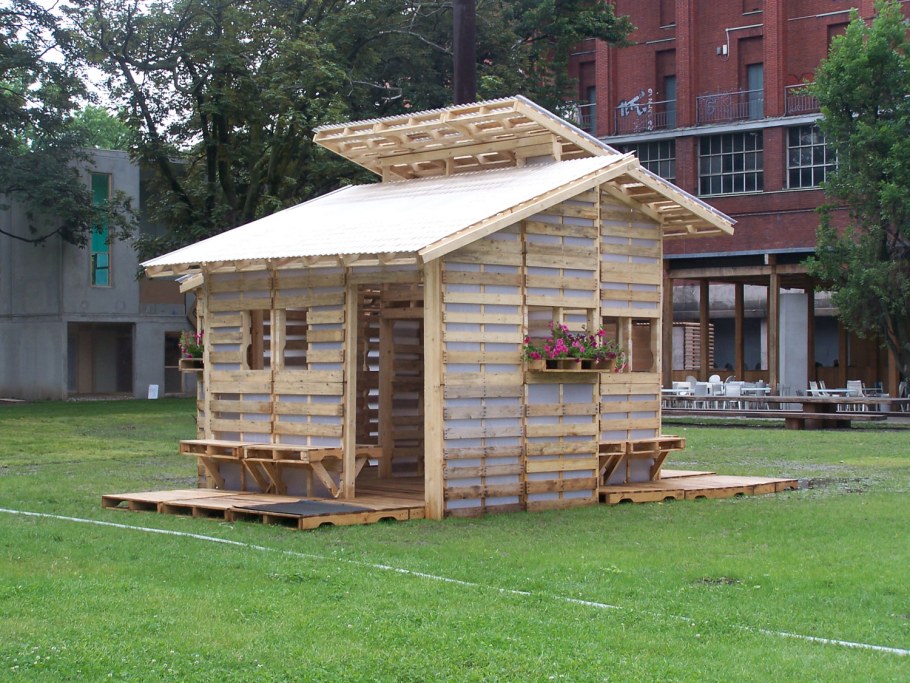 Домик из поддонов