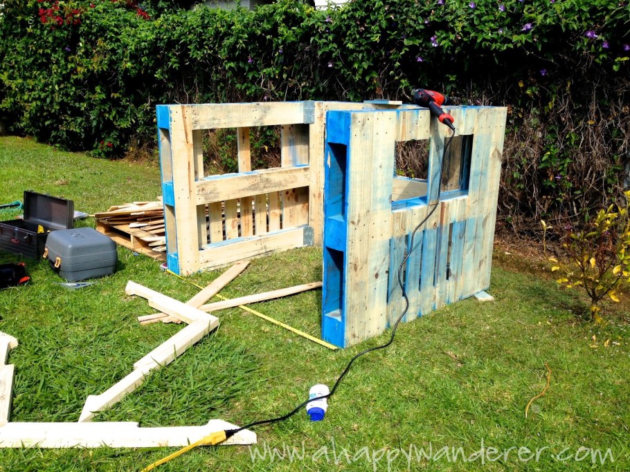 Детский домик из европоддонов