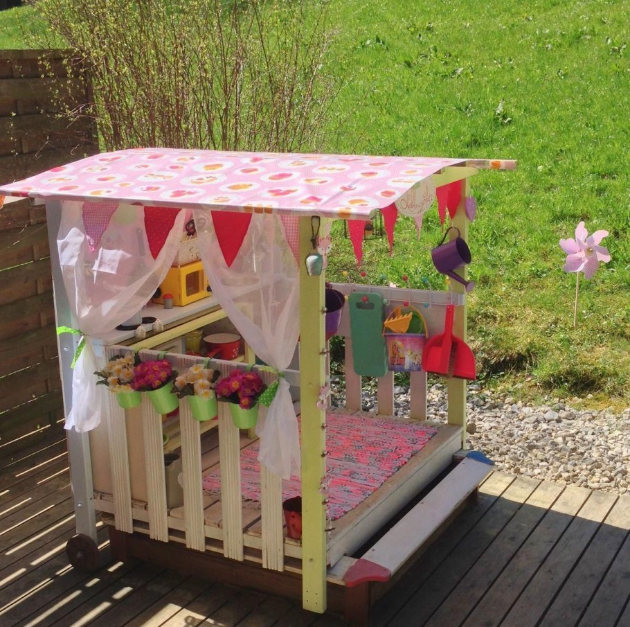 Домик из поддонов для детей