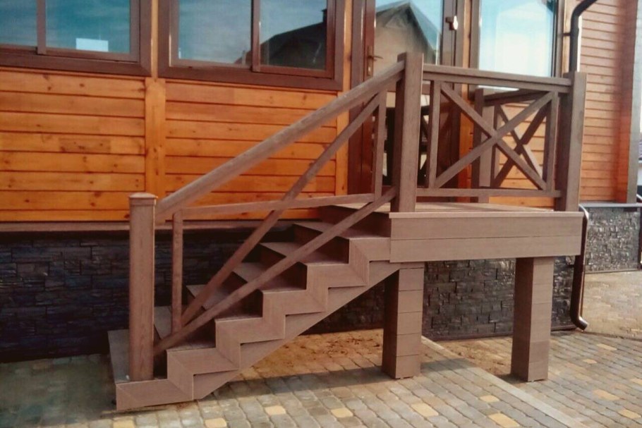 Деревянные перила для крыльца