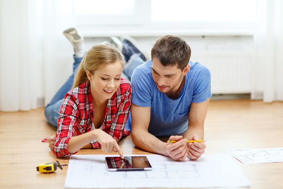 Человек красит стену