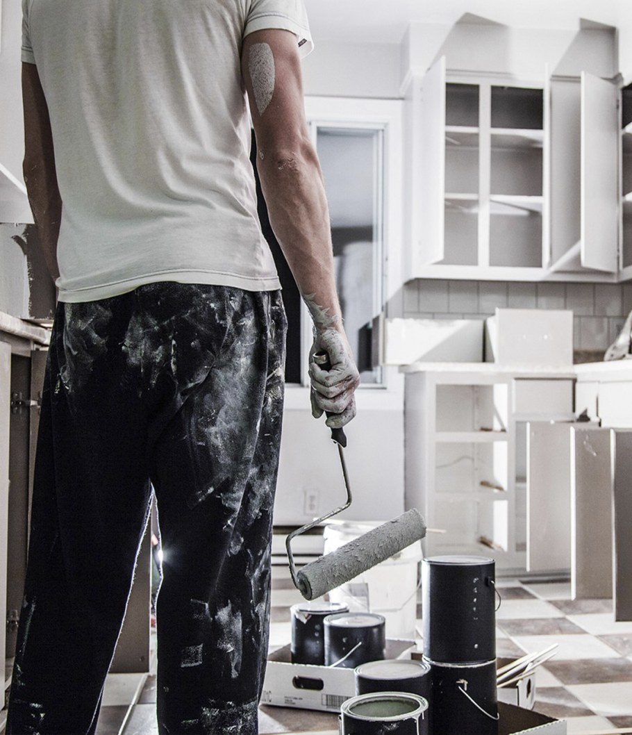 Семья делает ремонт