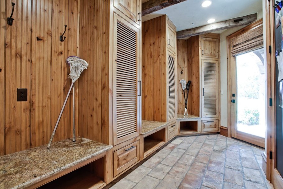 Прихожая обшитая деревом